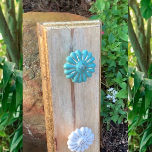 Wood Home Wall Decor/Beautiful Flower knobs. - Picture 4 of 10